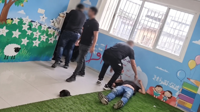 ملثمين على ظهور الخيل، شرطة الحدود في مركز الاقتراع والطرق المسدودة: يوم انتخابي عاصف في القطاع البدوي
