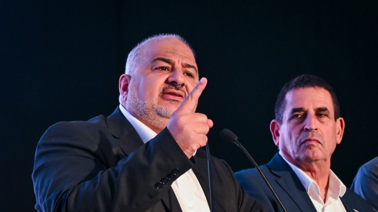 يرسم منصور عباس الهدف: "هناك 53 للمعارضة - وسيأتي إلهنا الثامن