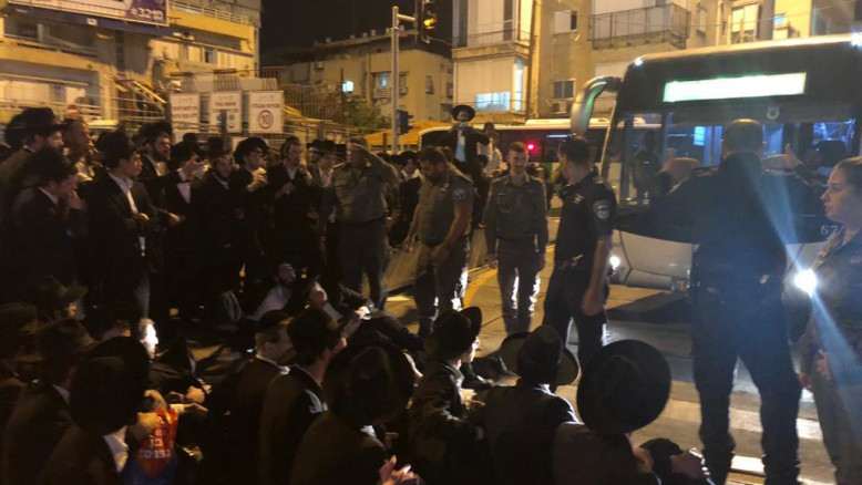 Violenza alla manifestazione Hasmonei: protesta contro il reclutamento hassidico