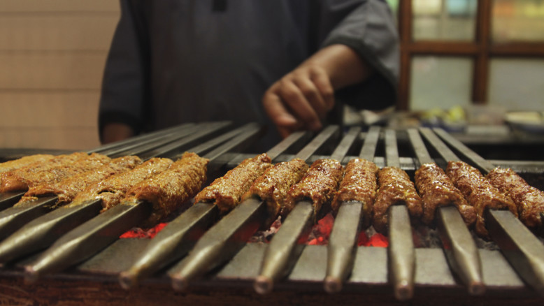 Il Kebab: Una Storia di Origini Contese e di Cultura Culinarie che Attraversano il Mondo