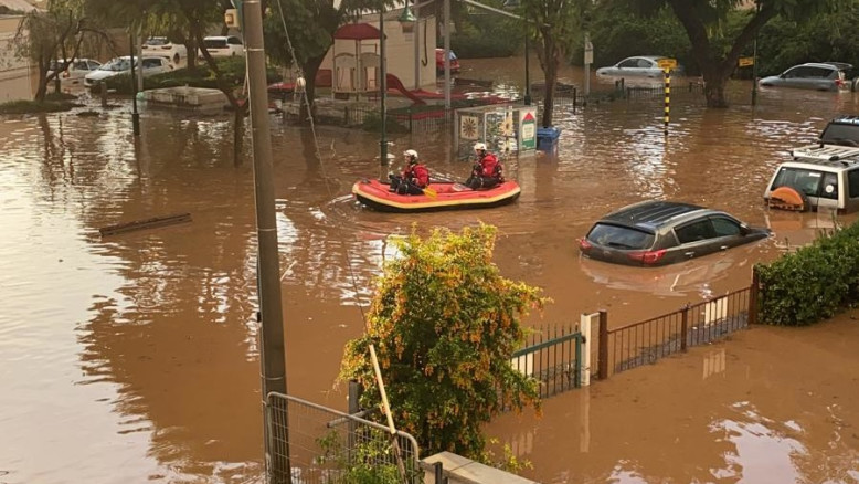 Uomo di 54 anni salvato da Magen David Adom dopo crollo durante inondazione a Be’er Tuvia