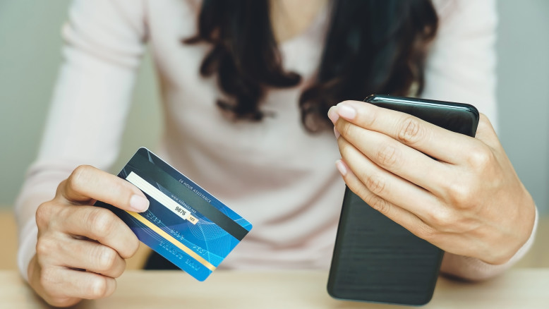 Il Black Friday: un'analisi critica del fenomeno di shopping globale e dei suoi effetti sulla società e sull'economia