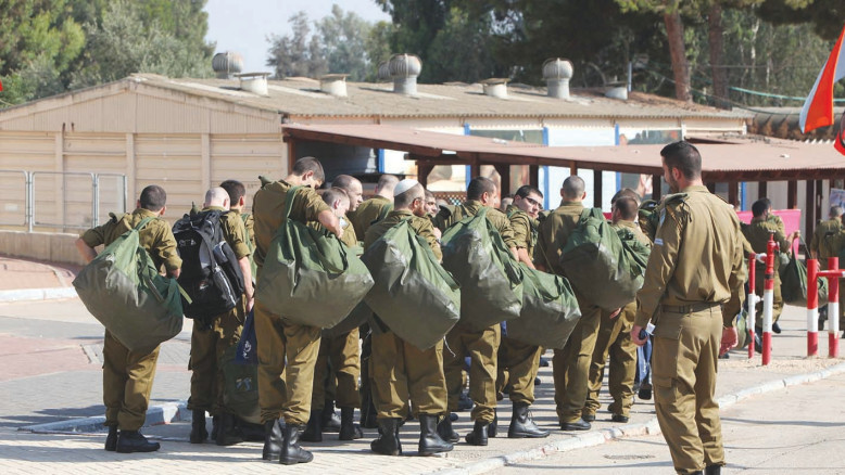 בלי חוק גיוס ועם מלחמה בכמה זירות: צה"ל קולט אלפי מתגייסים