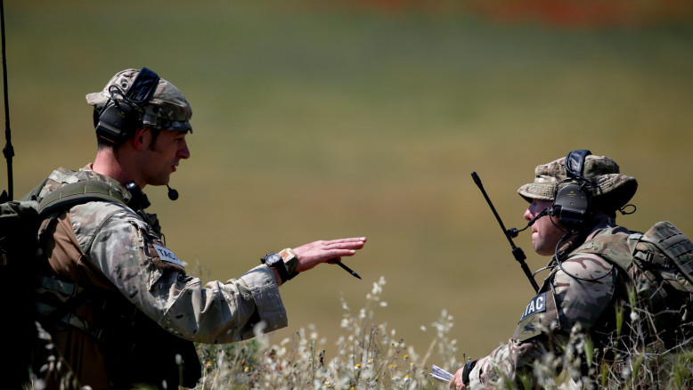 Ministro della Difesa britannico: niente ritorno a un esercito sottofinanziato, ma rapporto parlamentare mette in luce carenze di investimento e dipendenza dagli USA