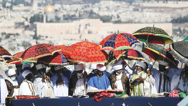 Pellegrinaggio di una Torah di 400 anni a Gerusalemme: Moshe Solomon parla delle differenze tra Yom Kippur e la festa Sigd