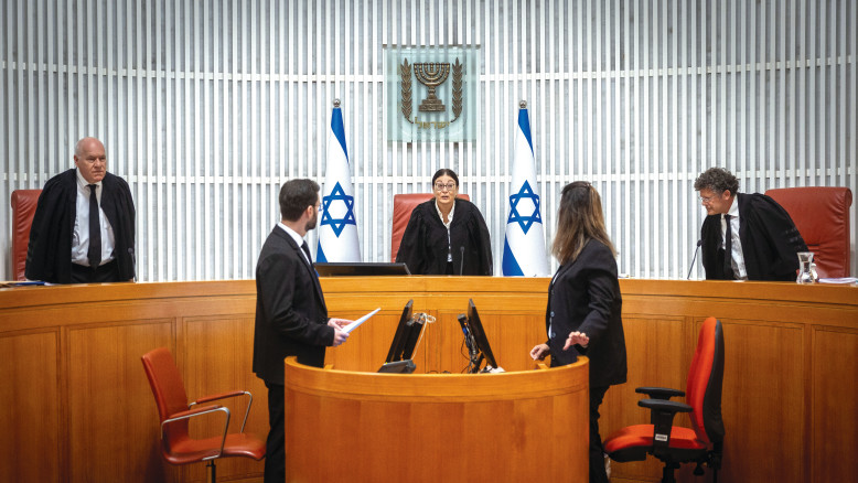 חמישה נשיאי העליון בדימוס מזהירים: ישראל "בדרך לאנרכיה"