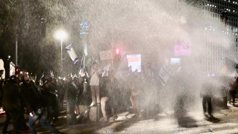 Knesset approva norma su water cannon: acqua pulita e registrazioni obbligatorie per le proteste