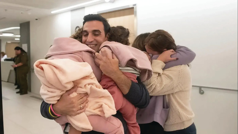 Yoni Asher: le figlie rapite a Gaza liberate dopo 49 giorni grazie a un accordo di scambio