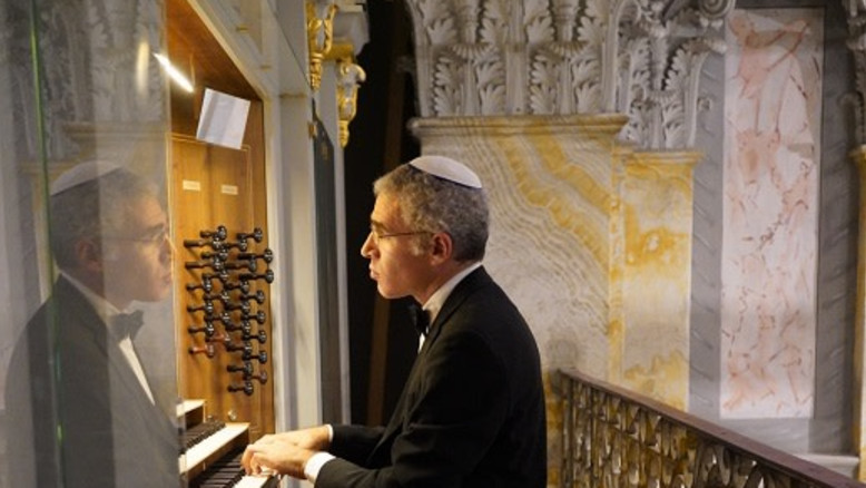 Yuval Rabin brings the Ogeva back to the stage with an Israeli premiere