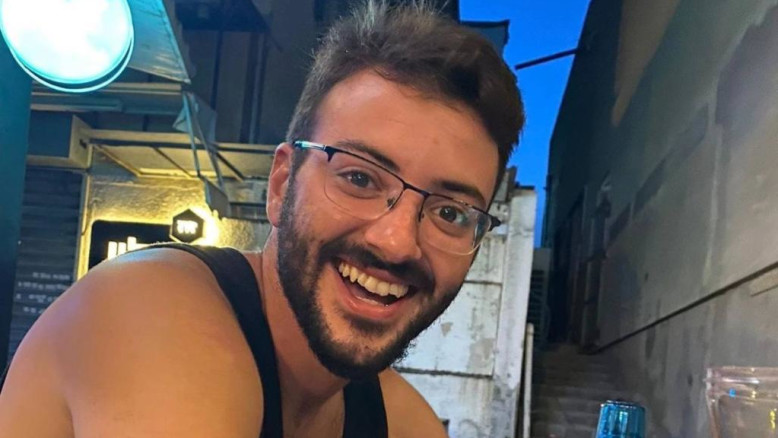 Yonatan Shmeriz: la prima partita in tribuna e il tributo al fratello con una bandierina