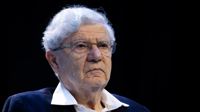 Testi di fiori davanti a Holldai e Barak: protesta per l'omicidio di una donna araba