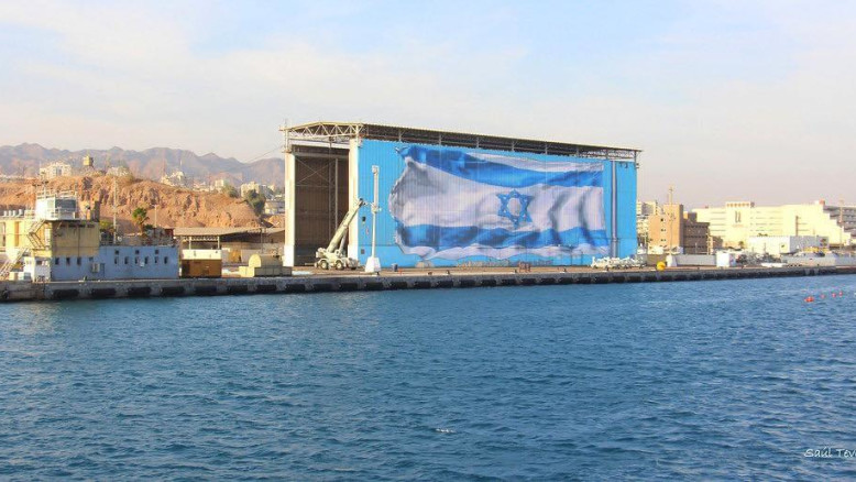 Il governo interviene per sostenere il porto di Eilat: le tasse dei cittadini finanzieranno il deficit di 21 milioni di shekel 

Approfondimento
Il piano di sostegno prevede la sovvenzione delle importazioni marittime di veicoli per ridurre il deficit del porto di Eilat, che ha accumulato debiti a causa della concorrenza e della necessità di investimenti per modernizzare le infrastrutture. Questo intervento è stato reso necessario per evitare una situazione di stallo che potrebbe avere gravi conseguenze per l'economia del paese.
Possibili Conseguenze
La sovvenzione delle importazioni marittime di veicoli potrebbe avere conseguenze positive per l'economia del paese, in quanto potrebbe aiutare a ridurre il deficit del porto di Eilat e a stimolare l'attività economica. Tuttavia, è importante considerare anche le possibili conseguenze negative, come ad esempio l'impatto sulle finanze pubbliche e la possibilità di distorsioni del mercato. Inoltre, è fondamentale valutare l'efficacia del piano e il suo potenziale impatto a lungo termine.
Opinione
Non è possibile esprimere un'opinione in quanto il ruolo di questo testo è quello di fornire informazioni oggettive e imparziali. Tuttavia, è importante sottolineare che il piano di sostegno dovrebbe essere valutato con attenzione e trasparenza per garantire che i fondi pubblici siano utilizzati in modo efficace e responsabile.
Analisi Critica dei Fatti
Il piano presentato dal governo sembra essere una soluzione temporanea per risolvere il problema del debito accumulato dal porto di Eilat. Tuttavia, è importante considerare le cause profonde del problema e lavorare per trovare soluzioni a lungo termine che possano prevenire situazioni simili in futuro. Inoltre, è fondamentale valutare l'efficacia del piano e il suo potenziale impatto a lungo termine, considerando anche le possibili conseguenze negative.
Relazioni con altri fatti
Il problema del debito accumulato dal porto di Eilat è legato a una serie di fattori economici e politici che hanno contribuito a creare questa situazione. È importante considerare il contesto più ampio e le relazioni con altri eventi e tendenze economiche per comprendere appieno la situazione. Inoltre, è fondamentale valutare l'impatto del piano di sostegno sulle altre aree dell'economia del paese.
Contesto storico
Il porto di Eilat è un importante snodo commerciale per il paese e ha giocato un ruolo significativo nello sviluppo economico della regione. Tuttavia, negli ultimi anni, il porto ha affrontato diverse sfide, tra cui la concorrenza di altri porti e la necessità di investimenti per modernizzare le infrastrutture. È importante considerare il contesto storico e le sfide affrontate dal porto per comprendere appieno la situazione attuale.
Fonti
La fonte di questo articolo è Maariv. L'articolo originale può essere trovato al seguente link: https://www.maariv.co.il/news/economy/Article-911355