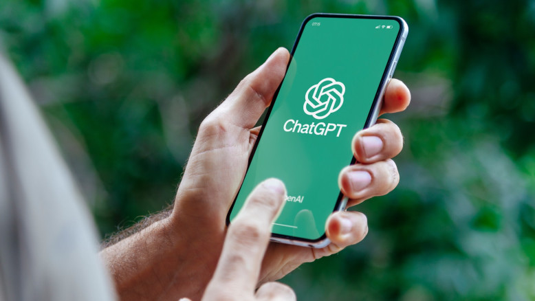 ChatGPT smette di usare il trattino lungo, rendendo i testi più chiari