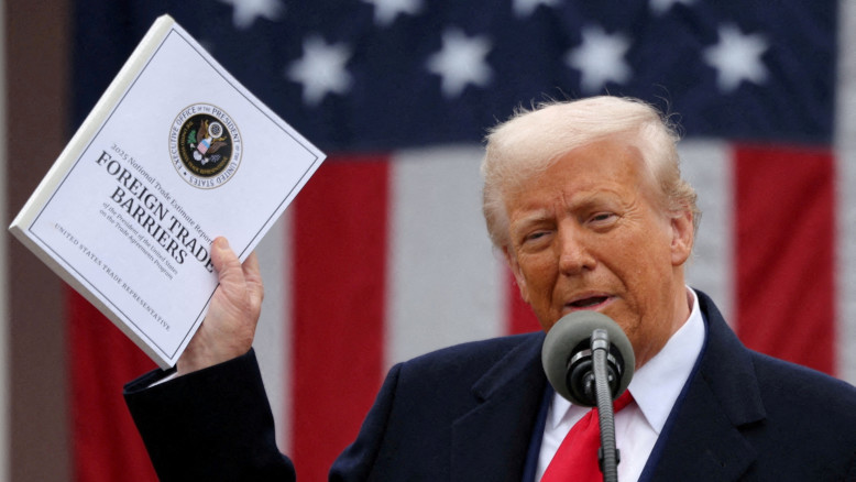 Tariffe di Trump riducono le importazioni del 5,1 % ad agosto, con effetti su imprese, consumatori e deficit commerciale