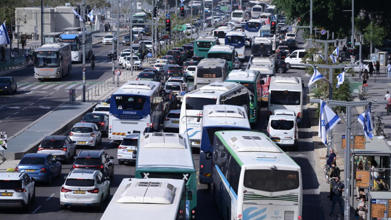 Sindaci di Gerusalemme e Tel Aviv chiedono poteri maggiori per i vigili urbani per ridurre ingorghi e migliorare la sicurezza stradale