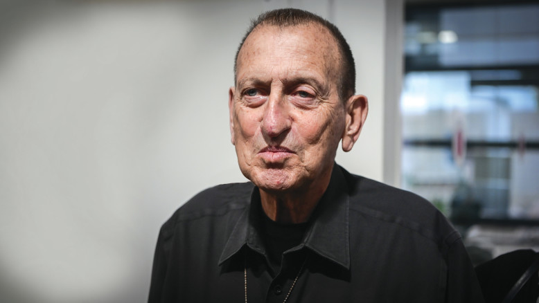 Il sindaco di Tel Aviv ascolta una critica al mercato e invita alla calma