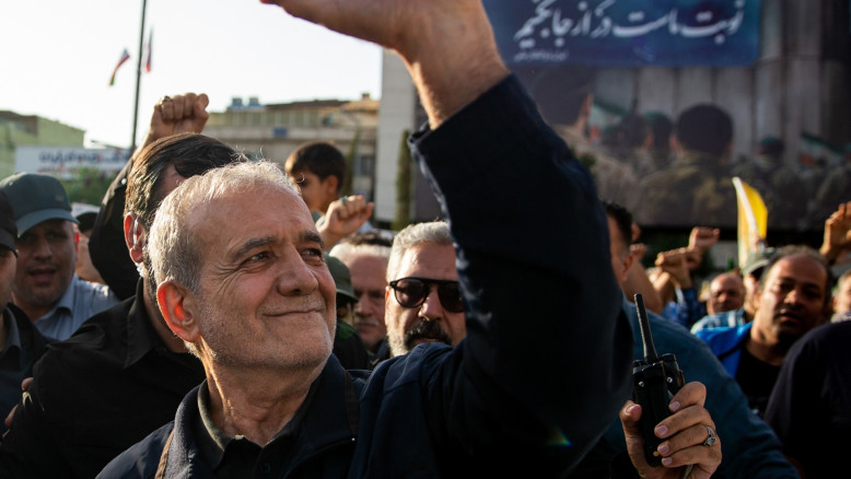 Pezeshkian rencontre Khamenei dans une voiture sombre - puis demande : « Était-ce vraiment lui ? »