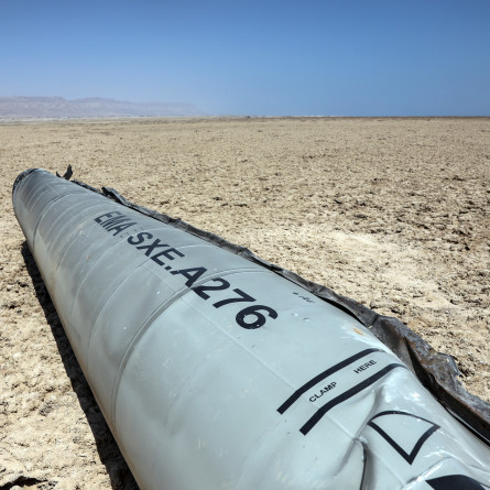 שרידי טיל איראני סמוך לים המלח (צילום: רויטרס)