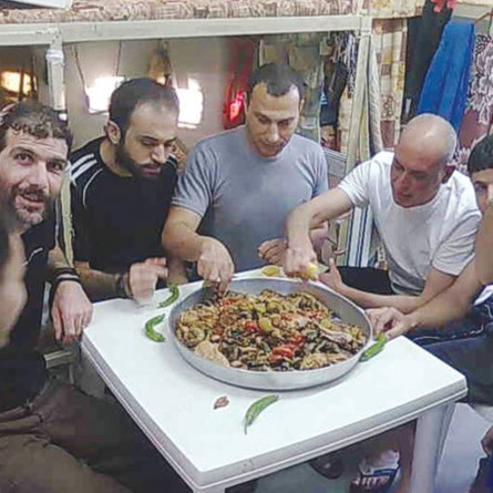 אסירים ביטחוניים חוגגים בכלא (צילום: צילום מסך מתוך רשתות חברתיות)