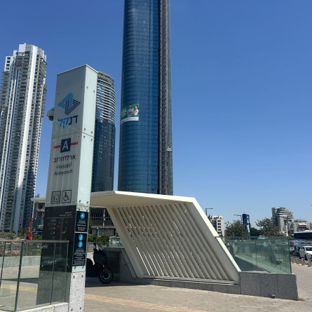 תחנת הרכבת הקלה "ארלוזורוב" (צילום: מאיה כהן)