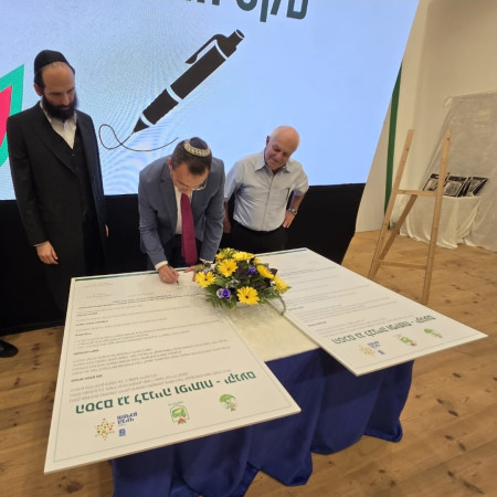 טקס חתימת ההסכם (צילום: רועי אדוט דובר עיריית יקנעם)