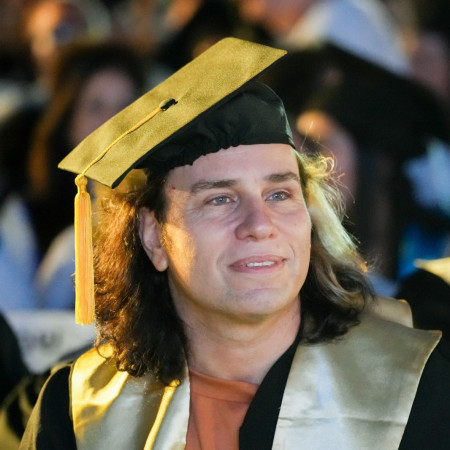 אשר סויסה (סקאזי) מקבל אות ''אחוה'' (צילום: שלומי אבוטבול, המכללה האקדמית אחוה)