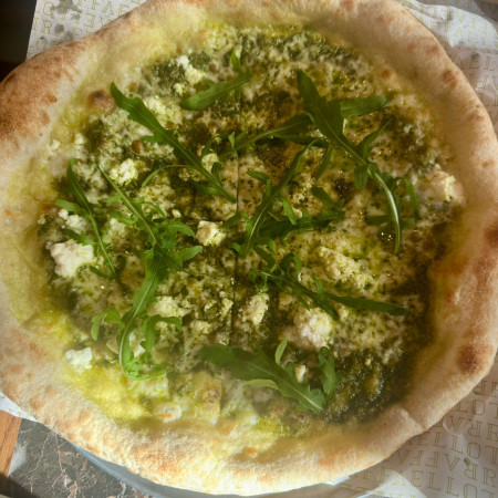 פיצת שלוש גבינות ופסטו