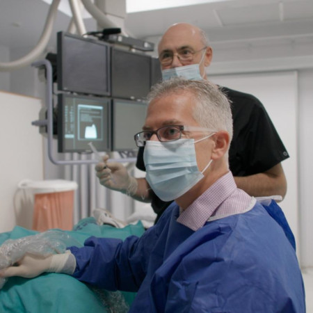 ד''ר ג'ייסון כהן במהלך הטיפול בהלם קרב 