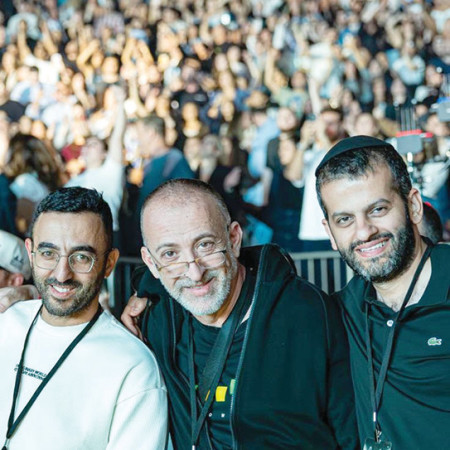 משה קפטן בהופעה של עומר אדם (צילום: חיים טוויטו)