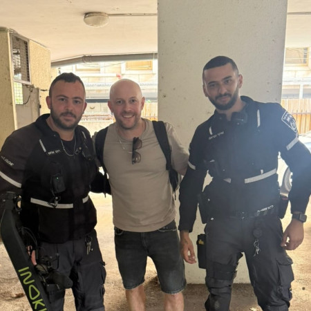 אבי נוסבאום ושוטרים (צילום: דוברות המשטרה)