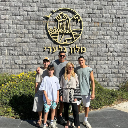 שגב משה, סנדרה רינגלר והילדים (צילום: יחצ)