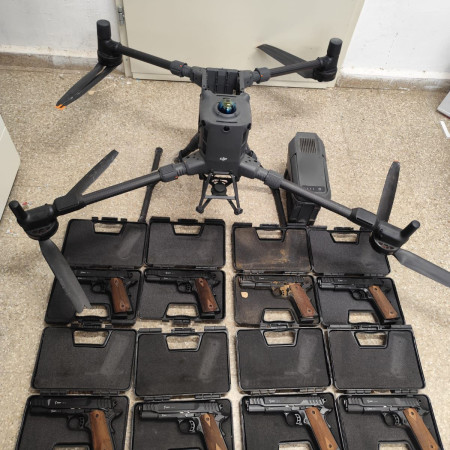 רחפנים ואקדחים שהוחרמו ע''י צה''ל