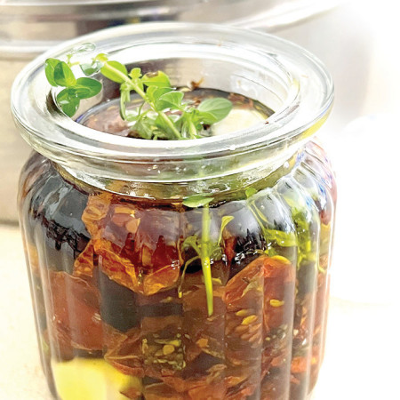 צנצנת עגבניות מיובשות