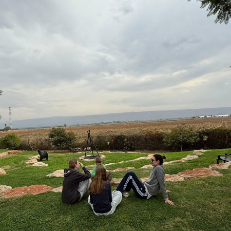 יעל גולדמן והילדים במלון גלילון (צילום: יחצ)