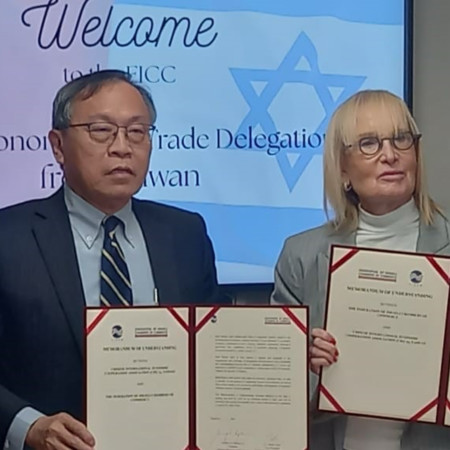 ישראלה שטיר וג׳וזף ג׳יי-צ׳רנג ליו (צילום: יחצ)