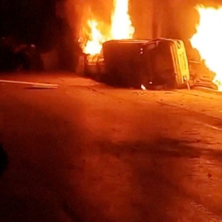 מכונית הפוכה ושריפות במחאות באיראן