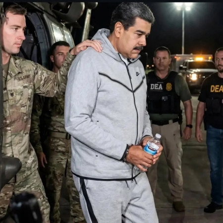 ניקולס מדורו מובל באזיקים לאחר מעצרו