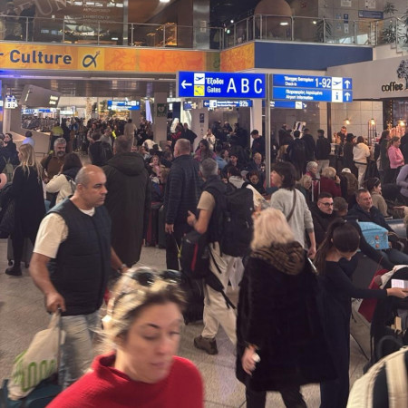 נוסעים תקועים בנמל התעופה באתונה - המרחב האווירי נסגר