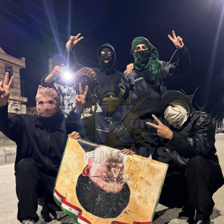 המחאה באיראן: צעירים עם תמונה של עלי חמינאי שהושחתה (צילום: צילום מסך מתוך X