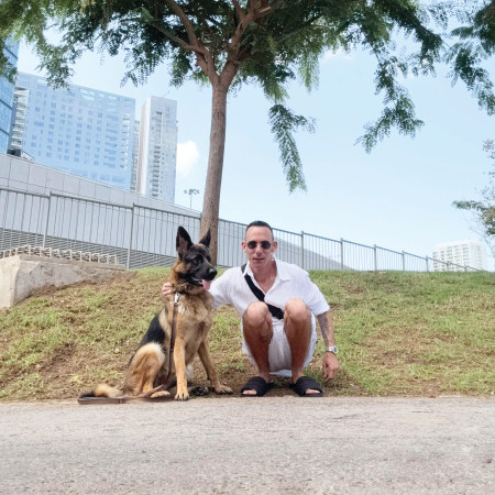 דורון נתנאל הס וכלבתו לונה