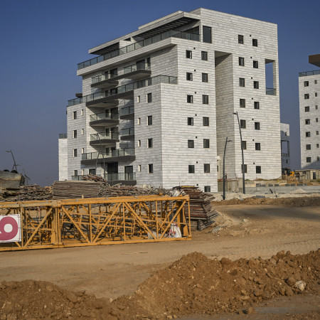 בכירה באוצר מסבירה את הפער בין שני נתונים סותרים. אתר בנייה בשדרות