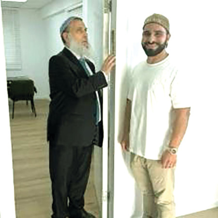 נוריה בן ארצי ואביו הרב ניר בן ארצי (צילום: טל שובל)