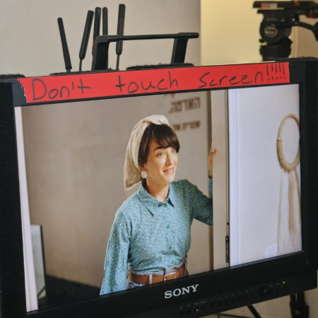 עינת הולנד ויואל רוזנקיאר בצילומי הסרט 'מְקַוה' (צילום: שינובי סטודיוס)