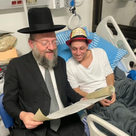 נכדו, הרב אריה לוין באחד מבקורי פצועי מלחמת חרבות ברזל