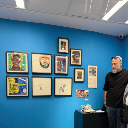 ליאור תל צור לצד היצירות של בנו ז''ל