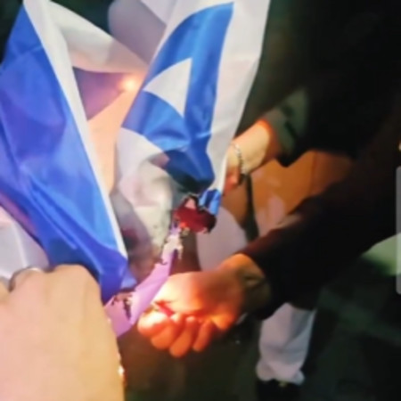 שריפת דגל ישראל בהפגנות בבריטניה, בעצרת לזכר חמינאי