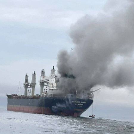 ספינה מעלה עשן במיצרי הורמוז