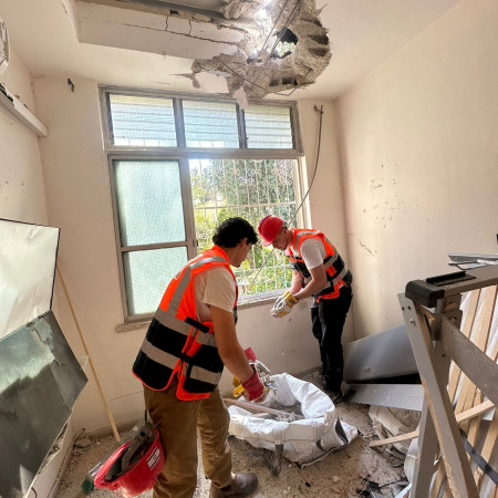 פעילי לב אחד בת''א