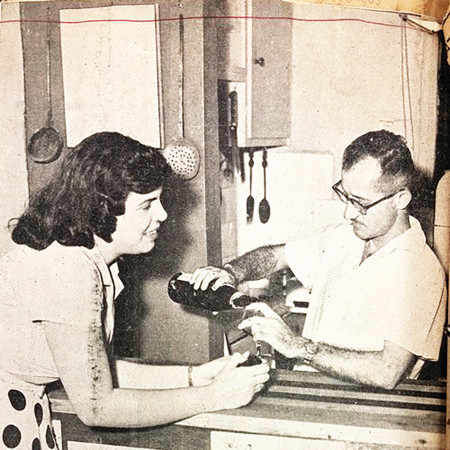 חיים חפר מוזג כוסית יין לדינה ברזילי