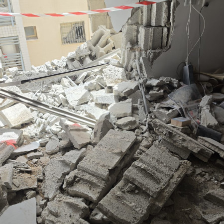 נזק בדירה בפתח תקווה לאחר הירי מאיראן